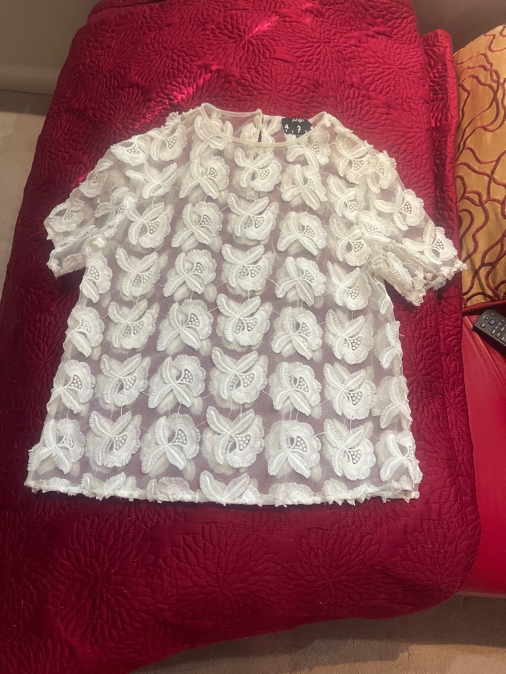 White Floral Lace Short Sleeve Top a lord and Taylor brand never worn XS/S TP
